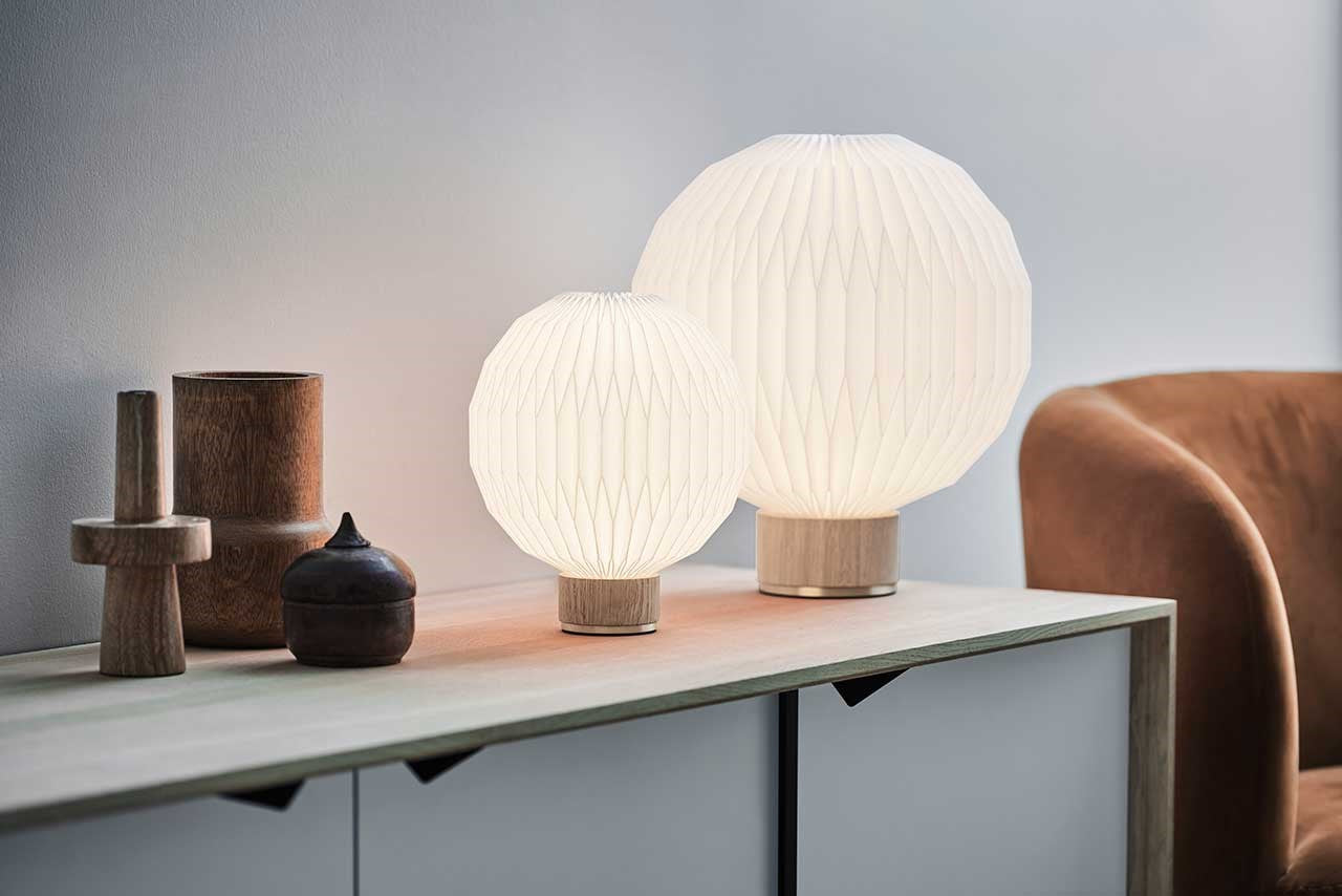 LeKlint375_table_lamp_lightoak_paper_lifestyle1